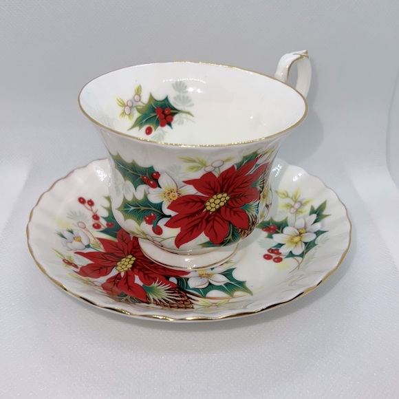 ROYAL ALBERT POINSETTIA FOOTED CUP AND SAUCER BONE CHINA ENGLAND VINTAGE - Picture 3 of 8